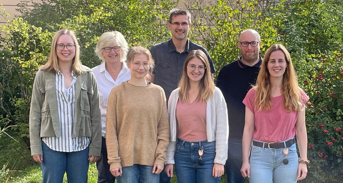 Gruppenfoto der Arbeitsgruppe von Dr. Robert Liefke mit 7 Menschen.