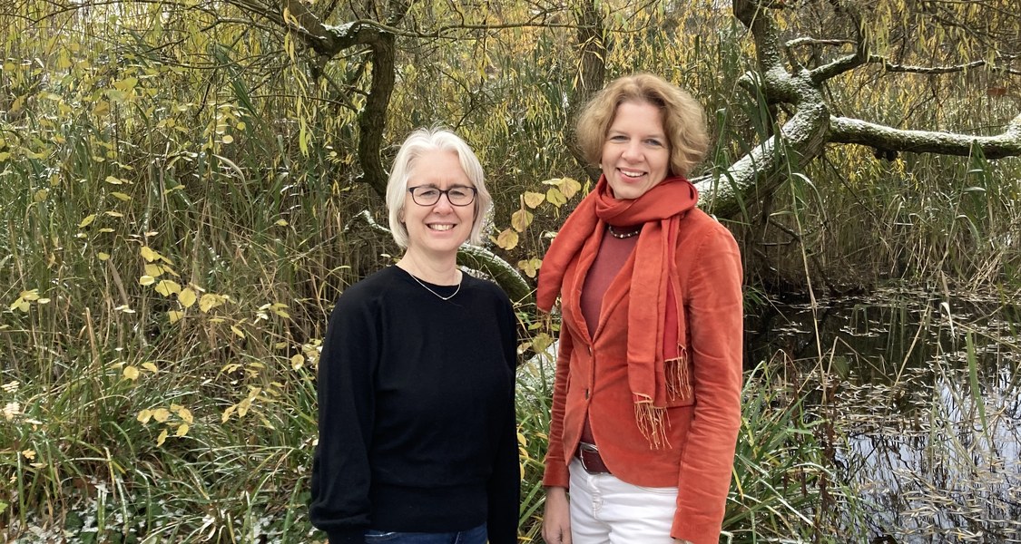 Prof. Dr. Doren Wohlleben (rechts) Prof. Dr. Sarah McGaughey (links) im botanischen Garten der Universität Marburg