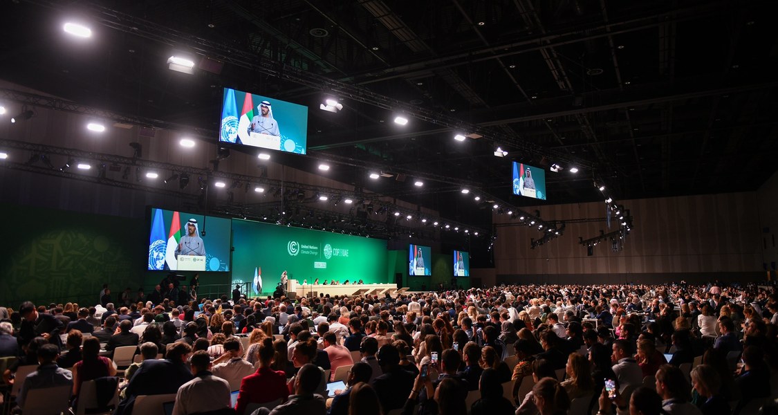 viele Menschen in einem Konferenzsaal