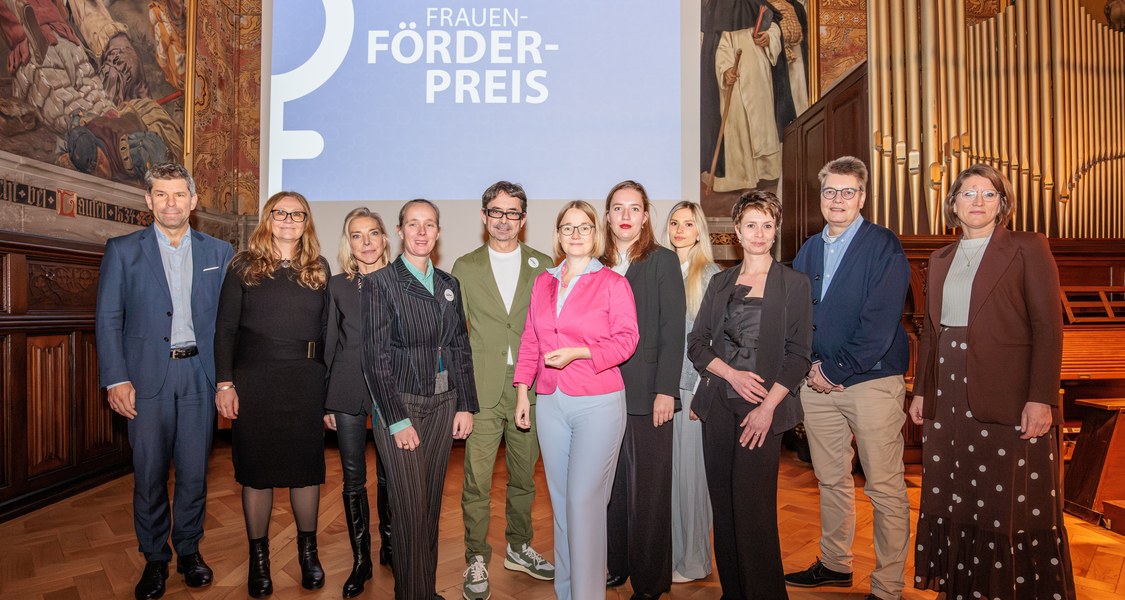 Gruppenfoto von der Verleihung des Frauenförderpreises 2024 in der Aula der Alten Universität