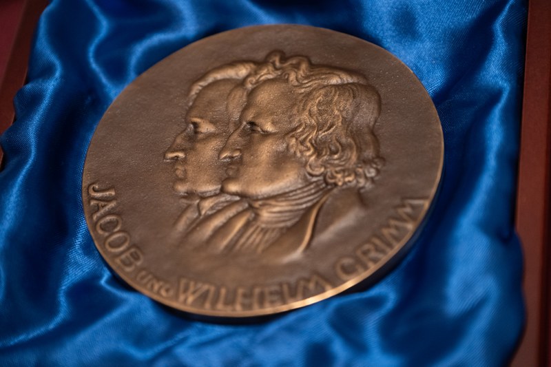 Die Medaille zur Verleihung des Brüder Grimm-Preises 2024 an Prof. Dr. Wilhelm Bleek