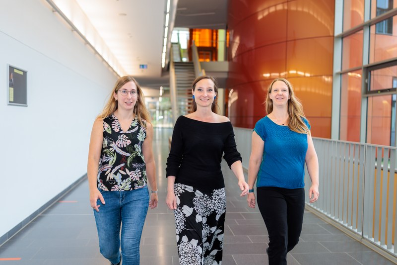 Gruppenfoto der drei Forscherinnen Julia Kurth - Judith Klatt - Mareike Grotheer