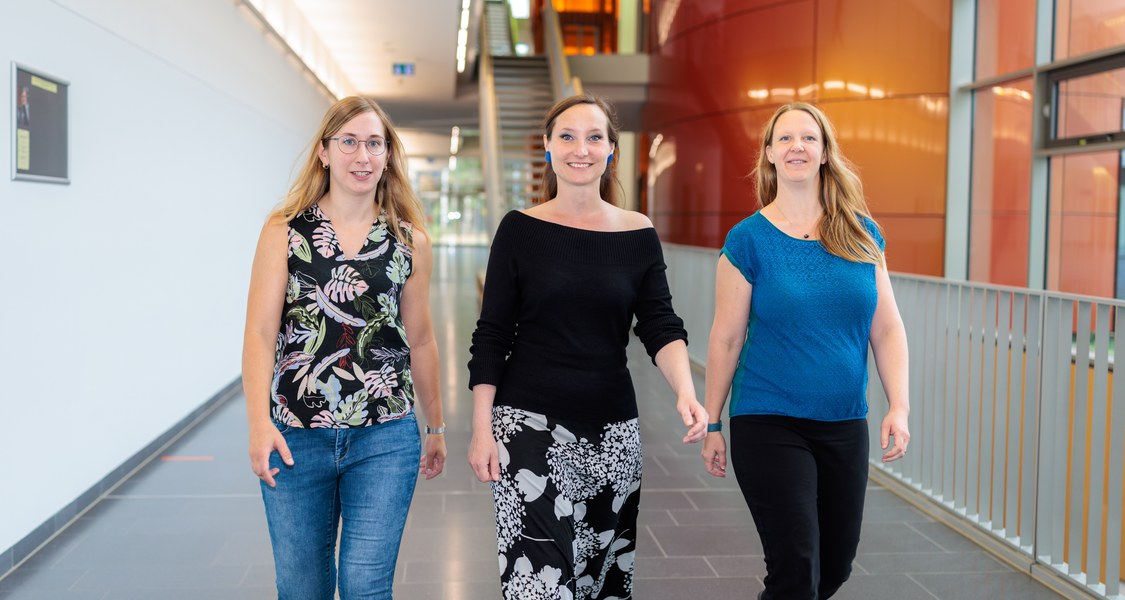 Gruppenfoto der drei Forscherinnen Julia Kurth - Judith Klatt - Mareike Grotheer