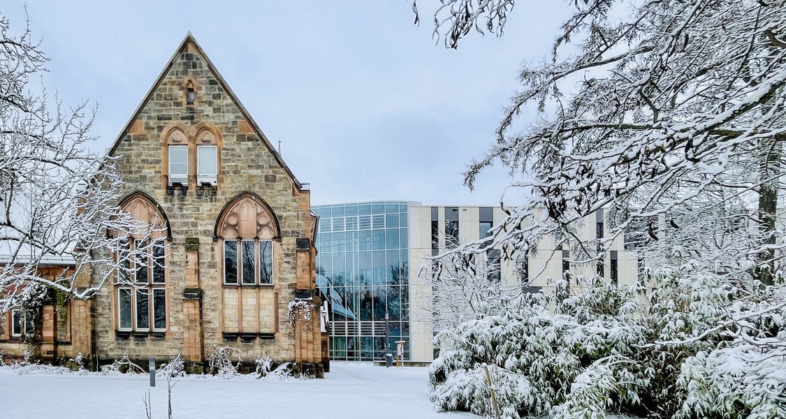 Schäferbau und Universitätsbibliothek im Schnee