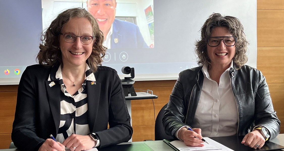 Die Vizepräsidentin für Universitätskultur der Uni Marburg, Prof. Dr. Evelyn Korn, und Prof. Ren Yi sowie Guie Hartney (beide UniSQ) bei der Unterzeichnung des Cotutelle-Rahmenvertrags zwischen UniSQ und Uni Marburg.