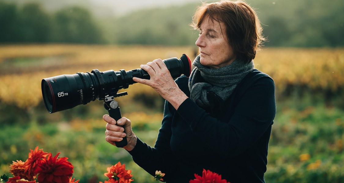 Frau mit Kamera in einem Feld