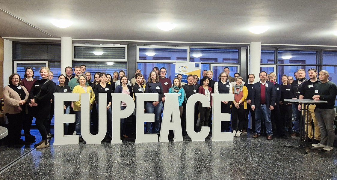 Meeting mit großem Schriftzug EUPeace