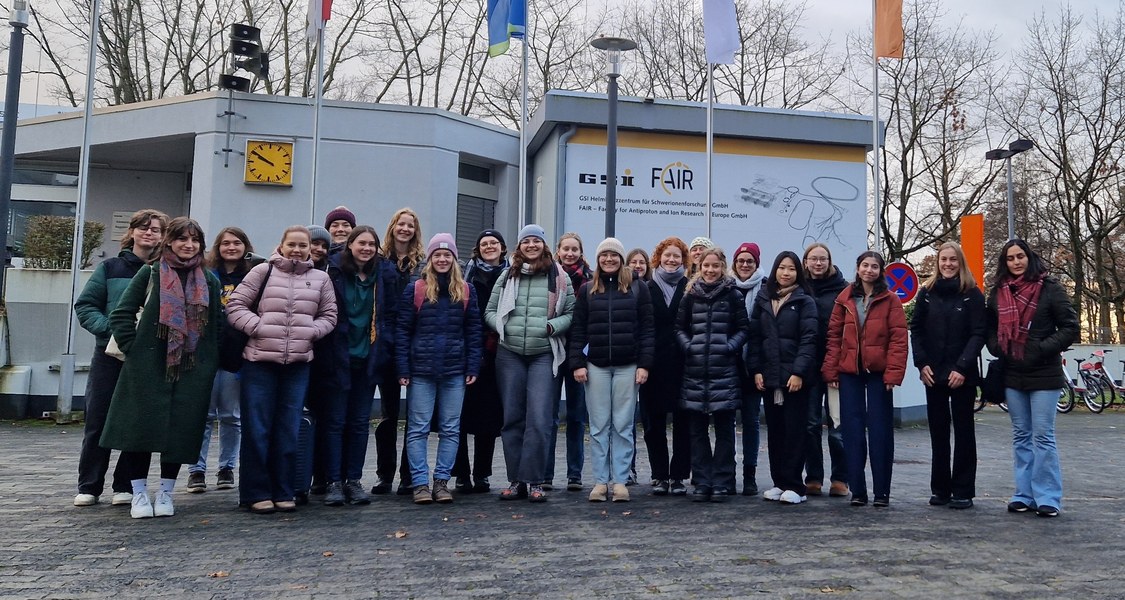 Gruppenfoto von Physikerinnen bei der GSI in Darmstadt