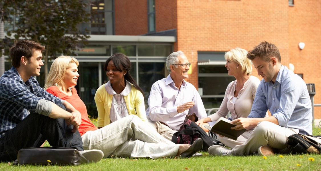 Gruppe von Senior*innen auf einer Campuswiese