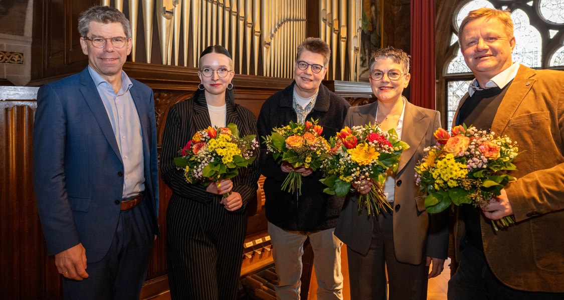 gewählte Kandidatinnen und Kandidaten im Gruppenbild auf der Bühne der Alten Aula