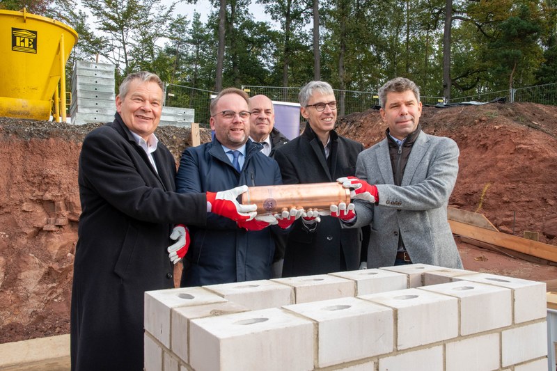 Auf dem Campus Lahnberge der Philipps-Universität Marburg wurde der Grundstein für das neue Marburg Centre for Epidemic Preparedness gelegt. Mit dabei waren (von links) Marburgs Oberbürgermeister Dr. Thomas Spies, der Hessische Wissenschaftsminister Timon Gremmels, Thomas Platte (Direktor des Landesbetriebs Bau und Immobilien Hessen) sowie Prof. Dr. Stephan Becker (Direktor des Instituts für Virologie) und Uni-Präsident Prof. Dr. Thomas Nauss. Sie legten eine Zeitkapsel in den Grundstein des Forschungsbaus.