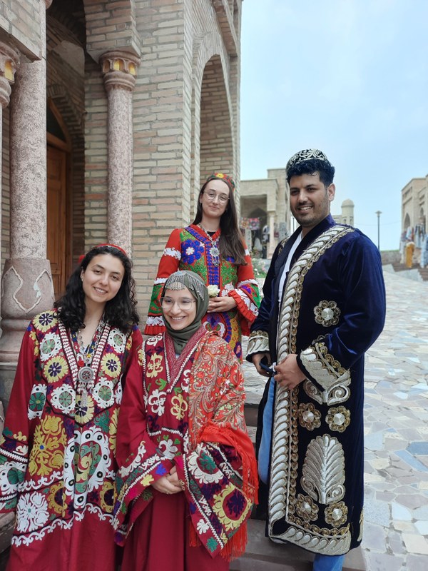 Gruppe Studierender in traditionellen Kostümen