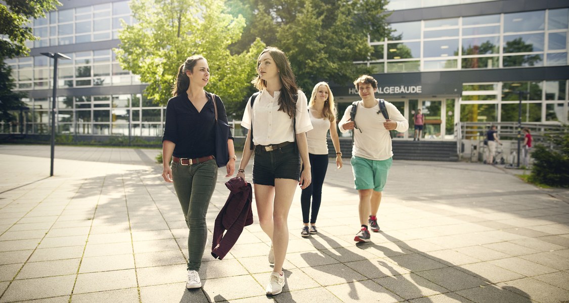 Studierende vor dem Hörsaalgebäude