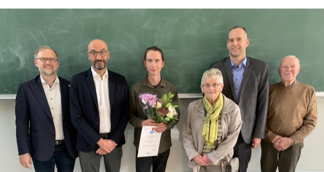 Das Bild zeigt von links nach rechts: Landrat Jens Womelsdorf, Prof. Dr. Dariuš Zifonun, Preisträger Jakob Pohl, Karin Weber, Dr. Adrian Jitschin, Walter Weber.