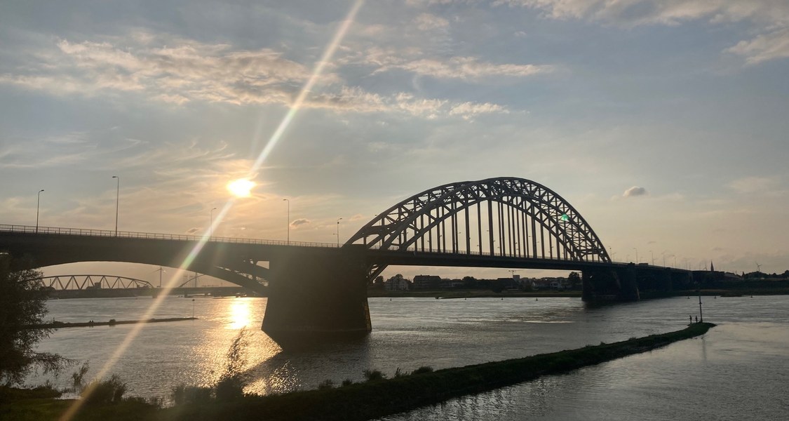 Ausblick auf eine Brücke im Sonnenuntergang.