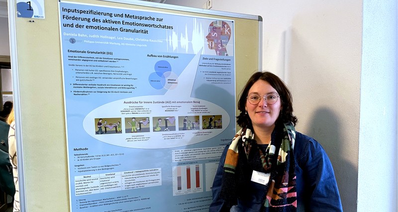 Dr. Daniela Bahn (AG Klinische Linguistik) präsentiert ihr Poster zur Förderung des aktiven Emotionswortschatzes und der emotionalen Granularität