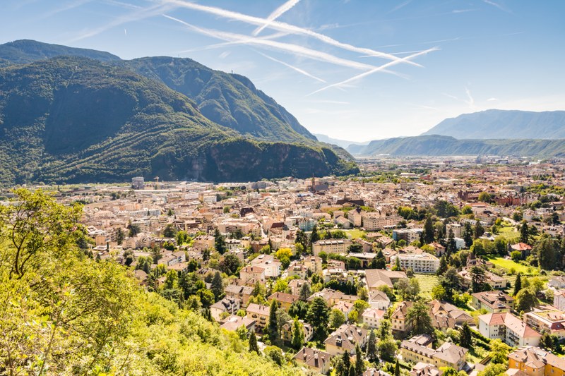 Die italienische Stadt Bozen umgeben von Bergen