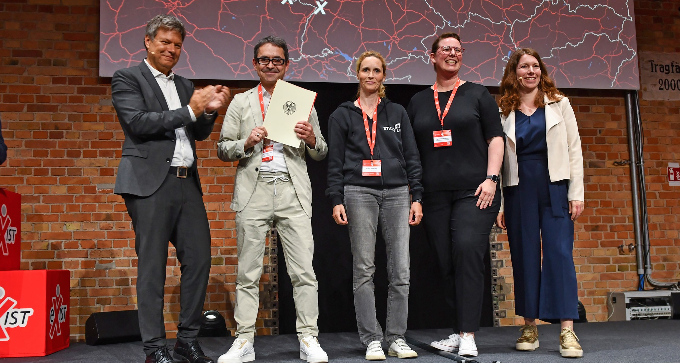 Freude über die Zusage für die StartMiUp Factory Sustainable Life in Berlin: (von links) Bundesminister für Wirtschaft und Klimaschutz Dr. Robert Habeck, Prof. Dr. Michael Stephan (UMR), Dr. Iris Stallkamp (THM), Franziska Deutscher (JLU) und Dr. Anna Christmann, Beauftragte des BMWK für Digitale Wirtschaft und Startups.