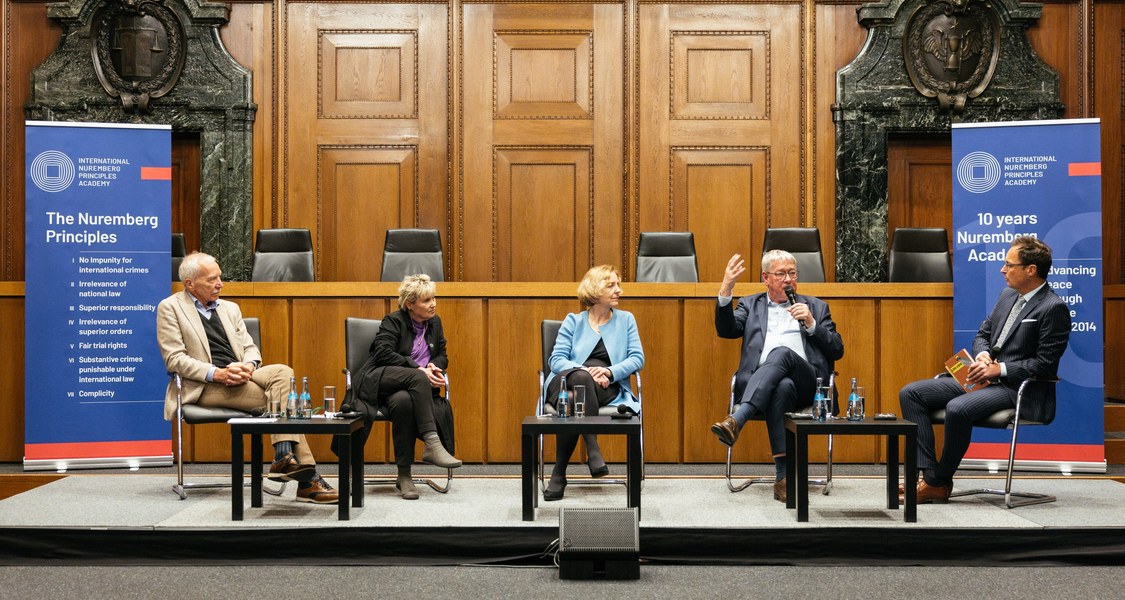 5 Personen auf dem Podium vor der Richterbank in Nürnberg