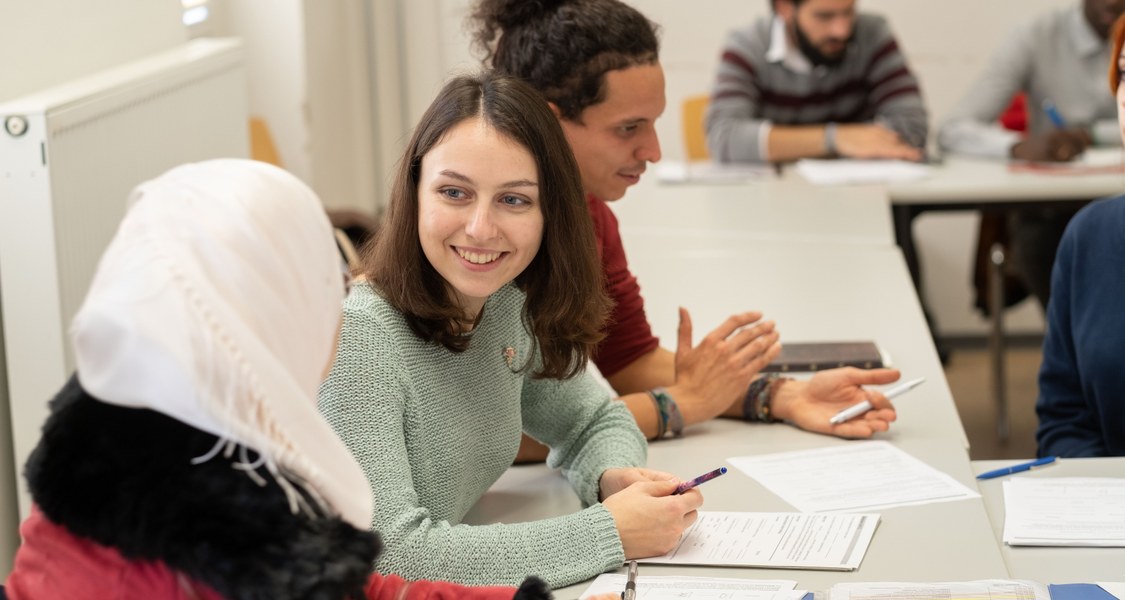 Studierende diskutieren in einem Seminar miteinander.