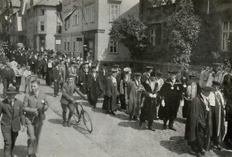 Festzug der Professoren und Ehrengäste zum Jubiläum der Marburger Universität, 1927