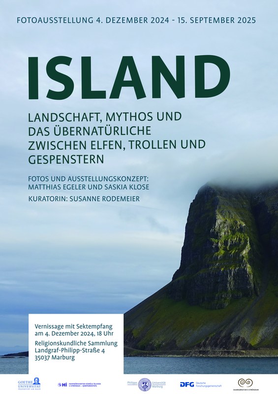 Plakat zur Islandausstellung 04.12.24 - 15.09.25. Im Vordergrund ist ein Berg zu sehen, dessen Spitze Wolken verhangen ist. Der Horizont besteht aus Meer und graublauem Himmel.