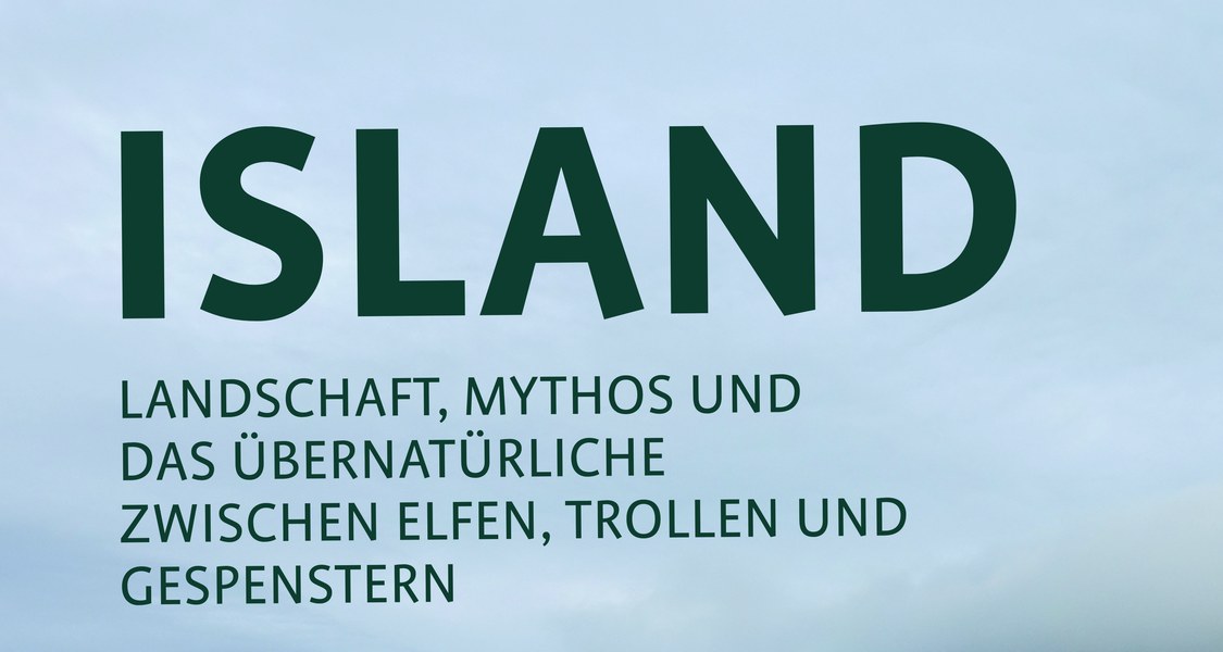 Plakat zur Islandausstellung 04.12.24 - 15.09.25. Im Vordergrund ist ein Berg zu sehen, dessen Spitze Wolken verhangen ist. Der Horizont besteht aus Meer und graublauem Himmel.