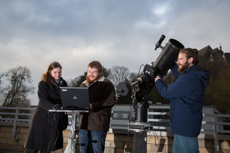 Studierende mit Teleskop