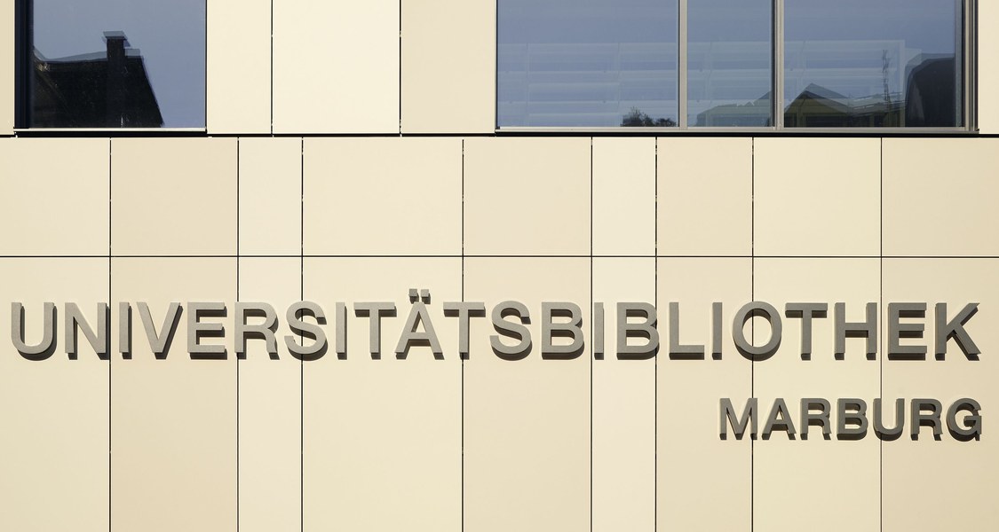 Schriftzug "Universitätsbibliothek Marburg" an der Fassade zum Pilgrimstein