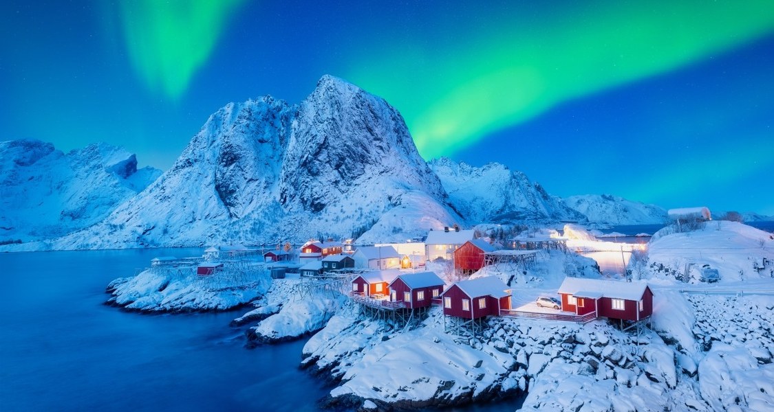 Winterliche Landschaftsaufnahme der Lofoten, mit Nordlichtern.