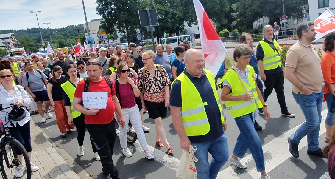 Ein paar hundert Marburger Uni-Beschäftigte und Studierende folgten den Demonstrationsaufrufen von Gewerkschaften und AStA, um Flagge gegen die jüngsten Kürzungspläne der hessischen Landesregierung zu zeigen. Foto: Johannes Scholten