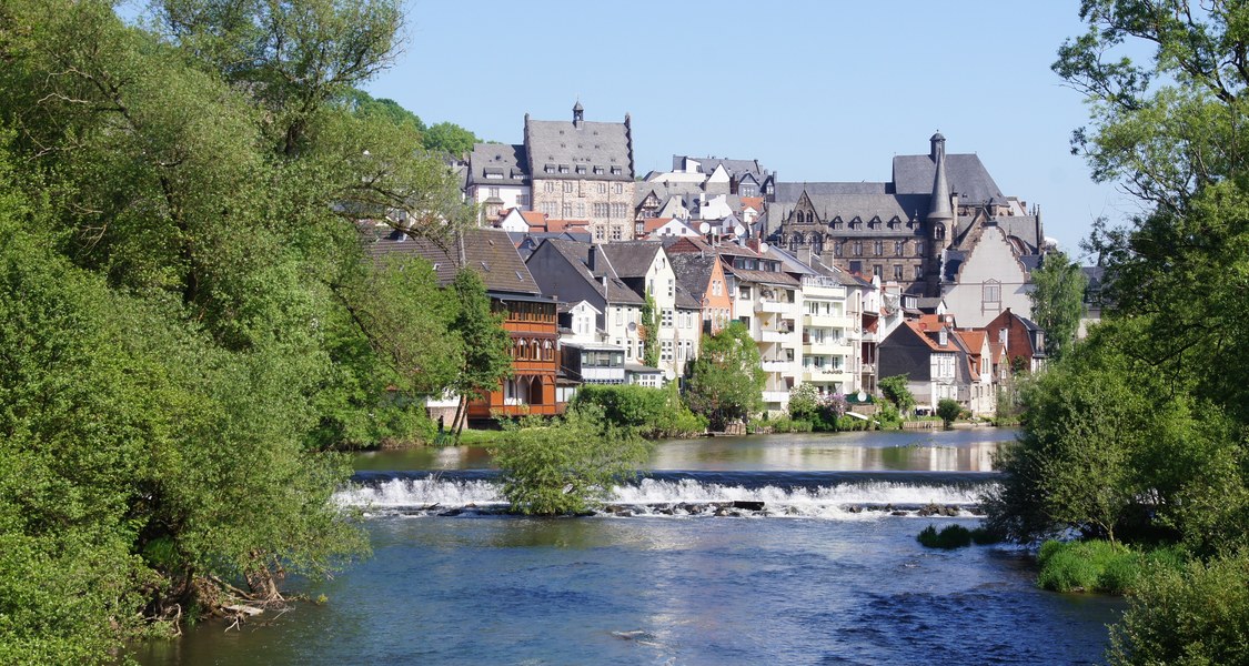 Marburg besuchen / Blick über das Wehr in Marburg