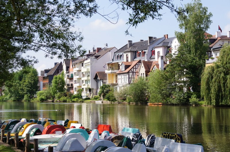 Marburg besuchen / die Lahn im Sommer am Tretbootverleih