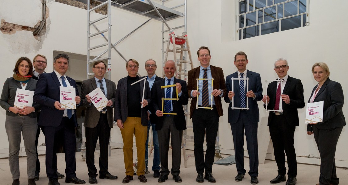 Iris Rubinich, Dr. Christoph Otterbeck und Prof. Dr. Joachim Schachtner freuen sich über die Spende der Universitätsmediziner: Prof. Dr. Rolf Maier, Prof. Dr. Matthias Rothmund, Prof. Dr. Joachim Hoyer, Prof. Dr. Markus Luster, Prof. Dr. Lars Timmermann, Dr. Gunther K. Weiß, Prof. Dr. Helmut Schäfer, Dr. Sylvia Heinis (von links nach rechts).