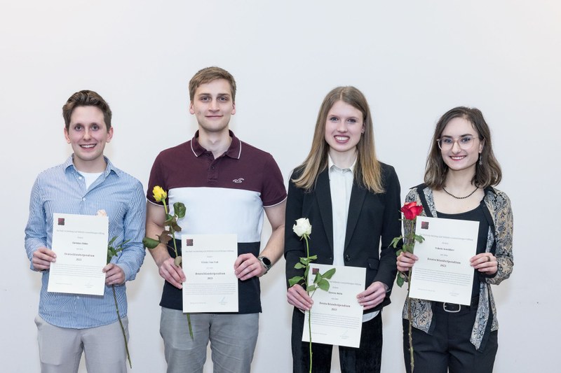 Die aktuellen Marburger und Gießener Deutschlandstipendiatinnen und -stipendiaten der Von Behring-Röntgen-Stiftung (v.l.n.r.): Christian Zlobin, Frieder Tom Faiß, Theresa Maria Hahn und Valerie Gorelikov. Auf dem Foto fehlen: Alexander Hellwig und Zora Eileen Rabeneck.