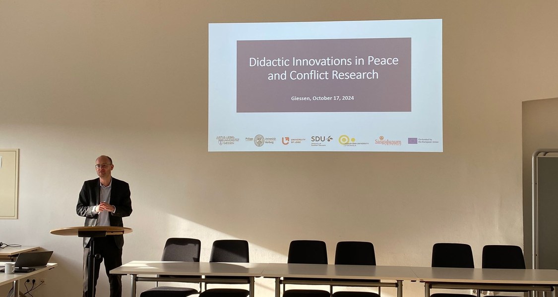 Prof. Dr. Stefan Peters is welcoming the participants of the SHARINPEACE Multiplier Event "Didactic Innovations in Peace and Conflict Research" at the Justus Liebig University in Giessen