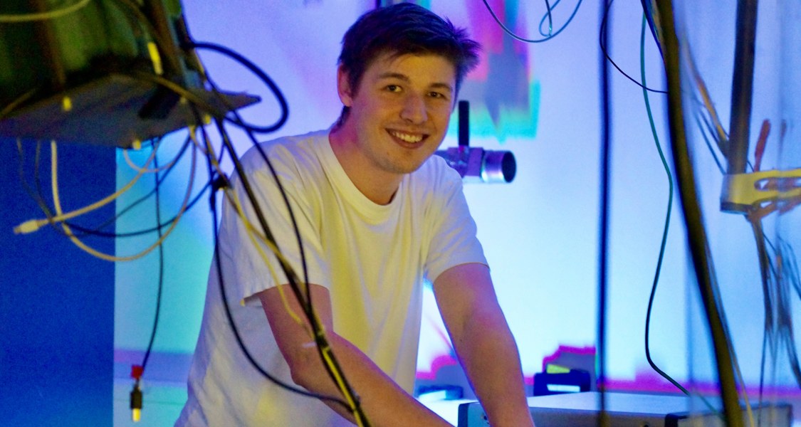 In the laboratory, doctoral student Alexander Jäckel uses terahertz waves to investigate the structure and electrical properties of thin conductive layers on textiles.