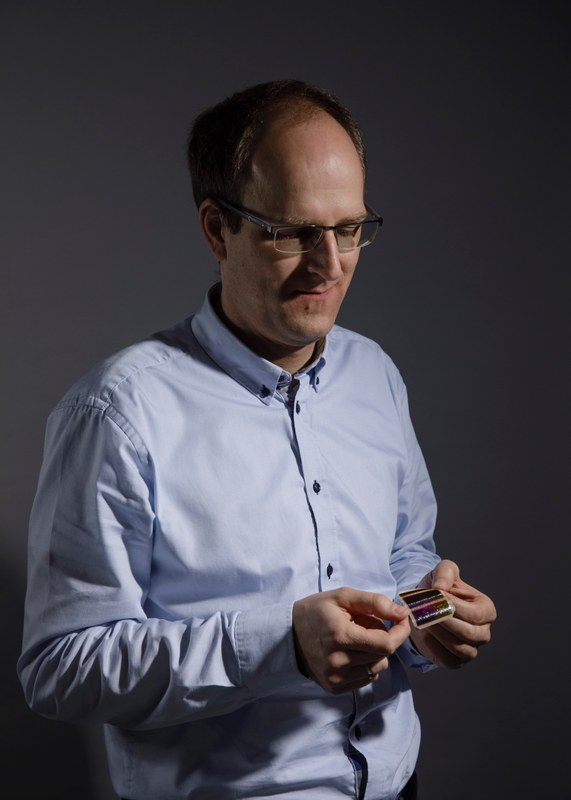 Dr. Jonathan Plentz presents a solar fabric – a textile solar cell that was provided with two conductive layers at Leibniz IPHT, as investigated in the current study.